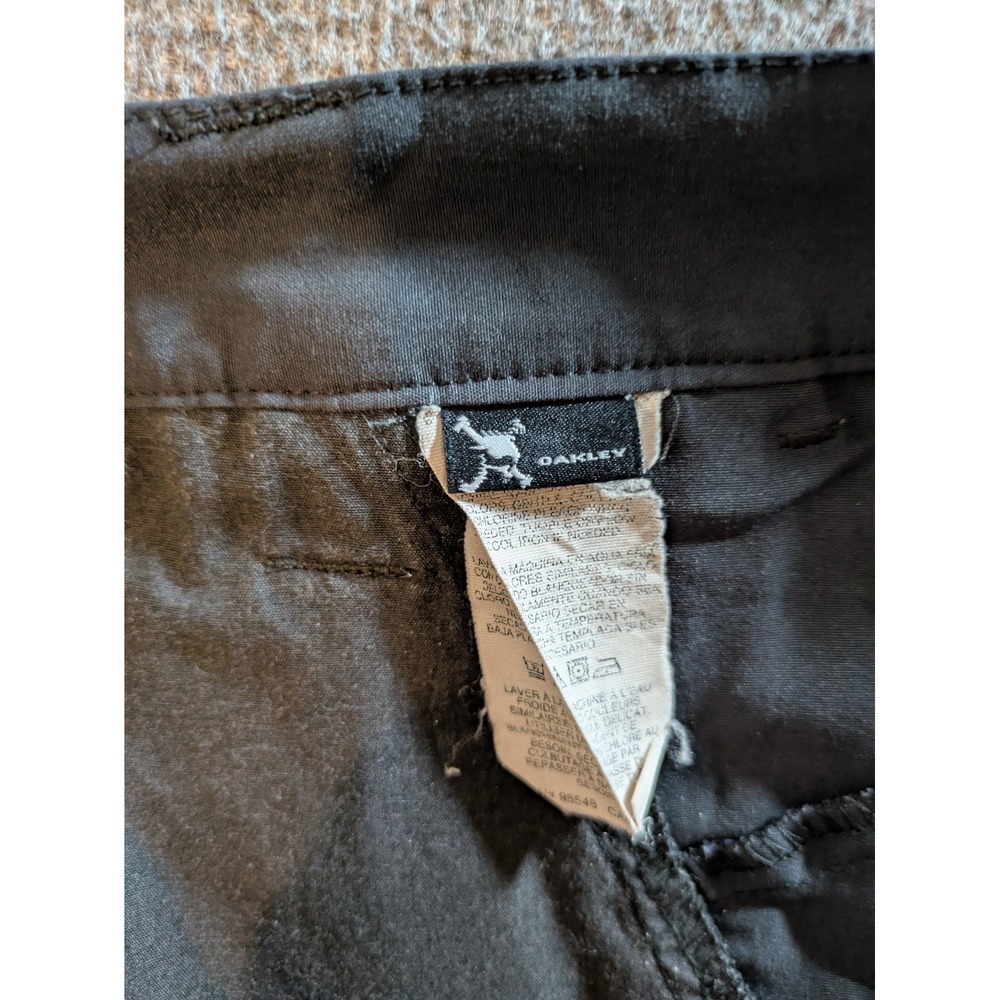 Oakley Shorts Men's Size 32 Black Performance Chino Flat Front Golf Nylon Blend - Picture 8 of 11
